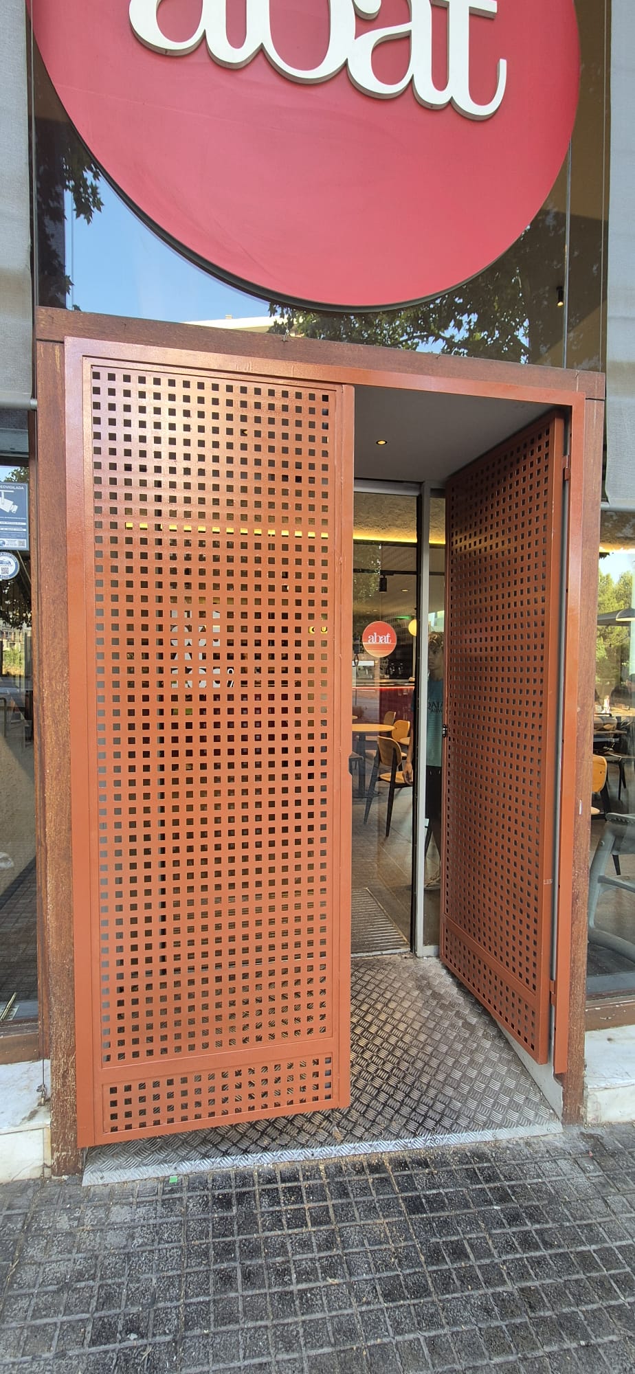 Tancament de porta metàl·lica de seguretat instal·lat a un restaurant de Manresa per ROGASAN