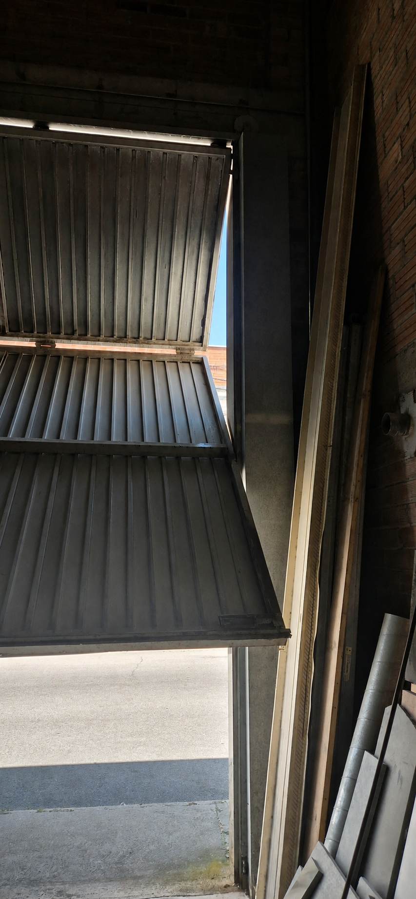Porta de garatge industrial basculant instal·lada per ROGASAN al Bages