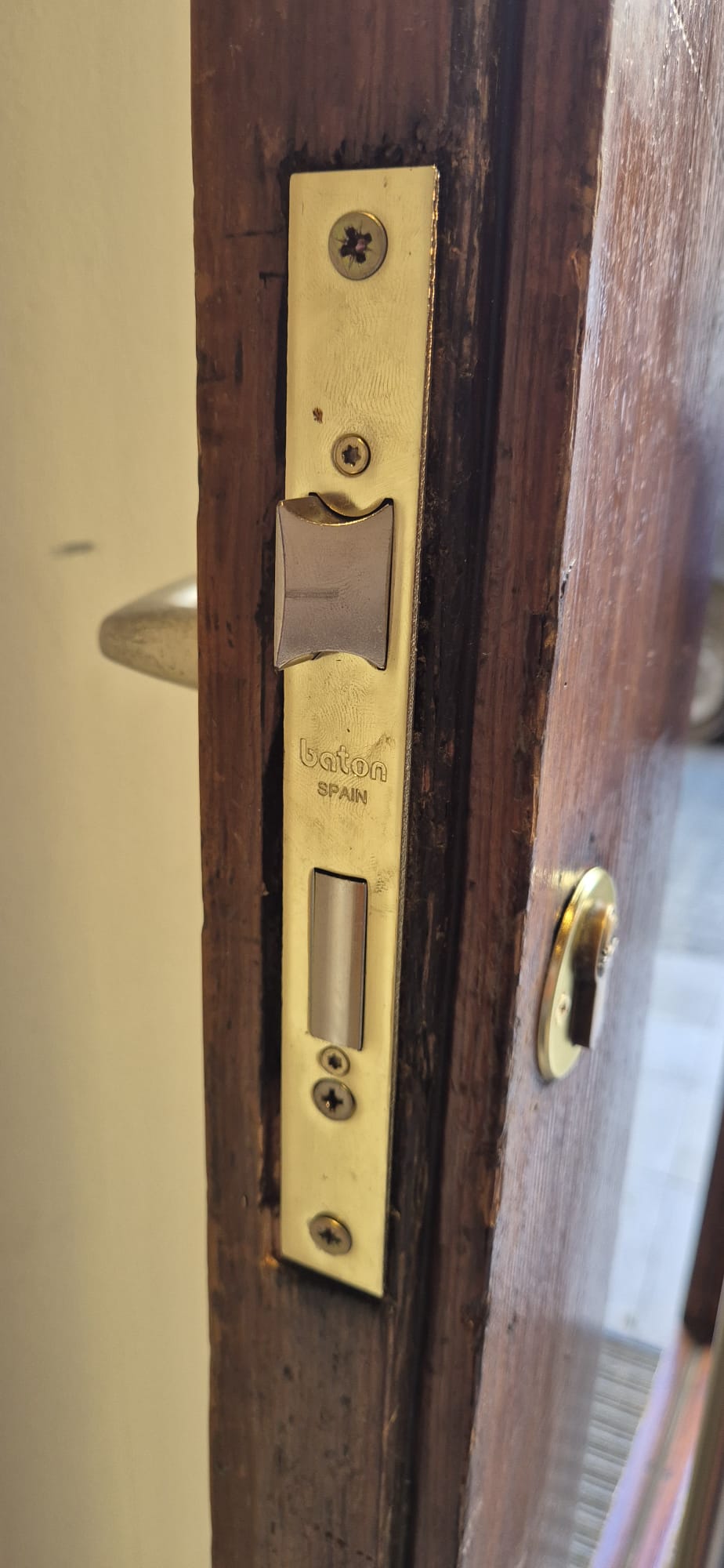 Pany de seguretat nou instal·lat en una porta de fusta a Manresa per ROGASAN